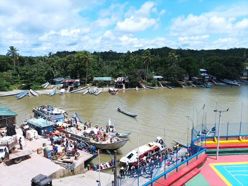 Mercado sobre el río en el Pacífico colombiano